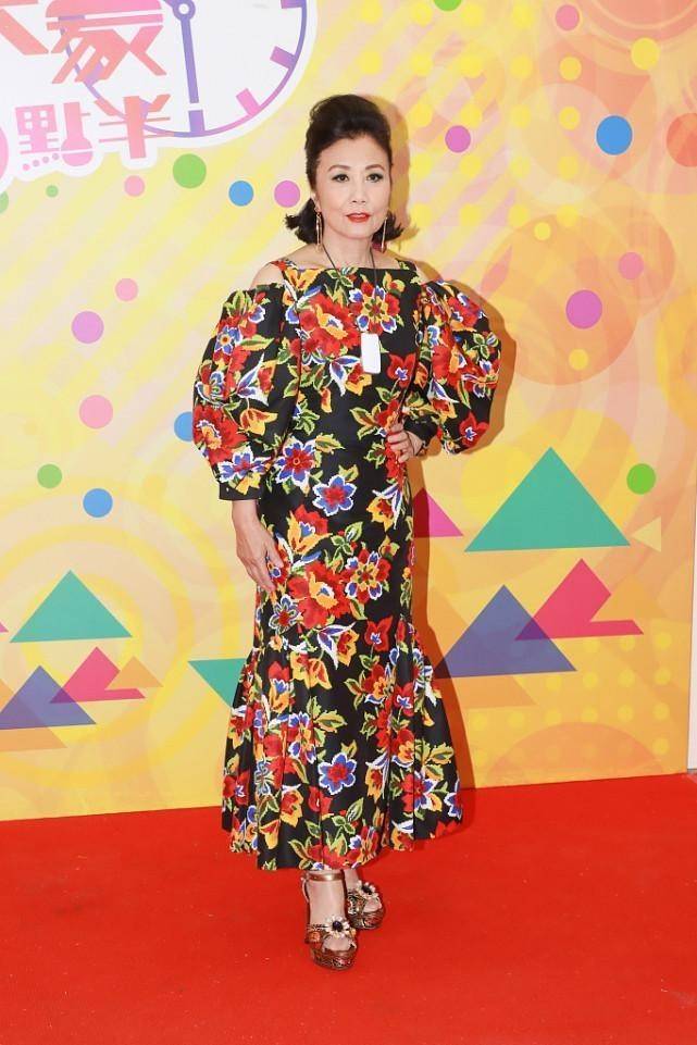 颜色 汪明荃没把自己当老年人，穿印花套装配发带，摩登气质真没得比