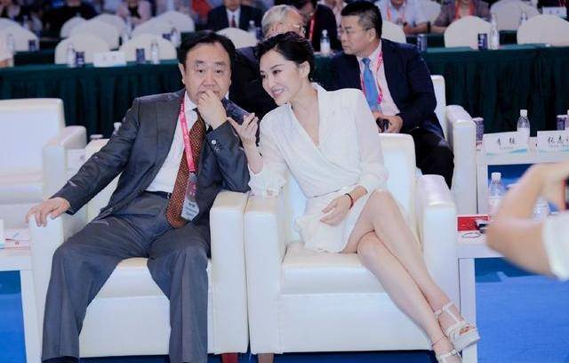 高跟鞋 50岁许晴不结婚又如何？闪片短裙似少女，20cm高跟鞋气质不输当年