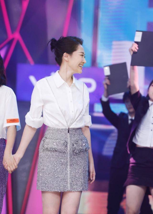 高跟鞋 50岁许晴不结婚又如何？闪片短裙似少女，20cm高跟鞋气质不输当年