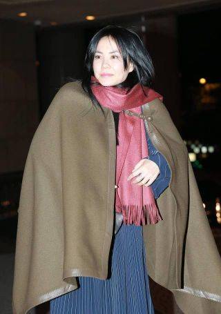 状态 王菲难得素颜亮相,穿连衣裙只披条“毯子”,站寒风中冷到缩脖子