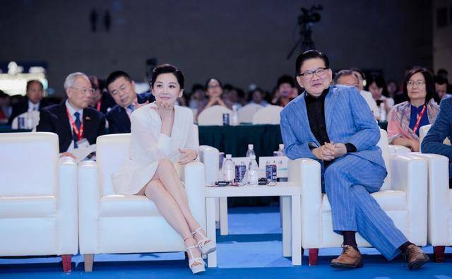 高跟鞋 50岁许晴不结婚又如何？闪片短裙似少女，20cm高跟鞋气质不输当年