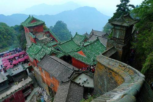 武当山的历史可以追随到公元前的封建王朝时期,在那段时期的武当山