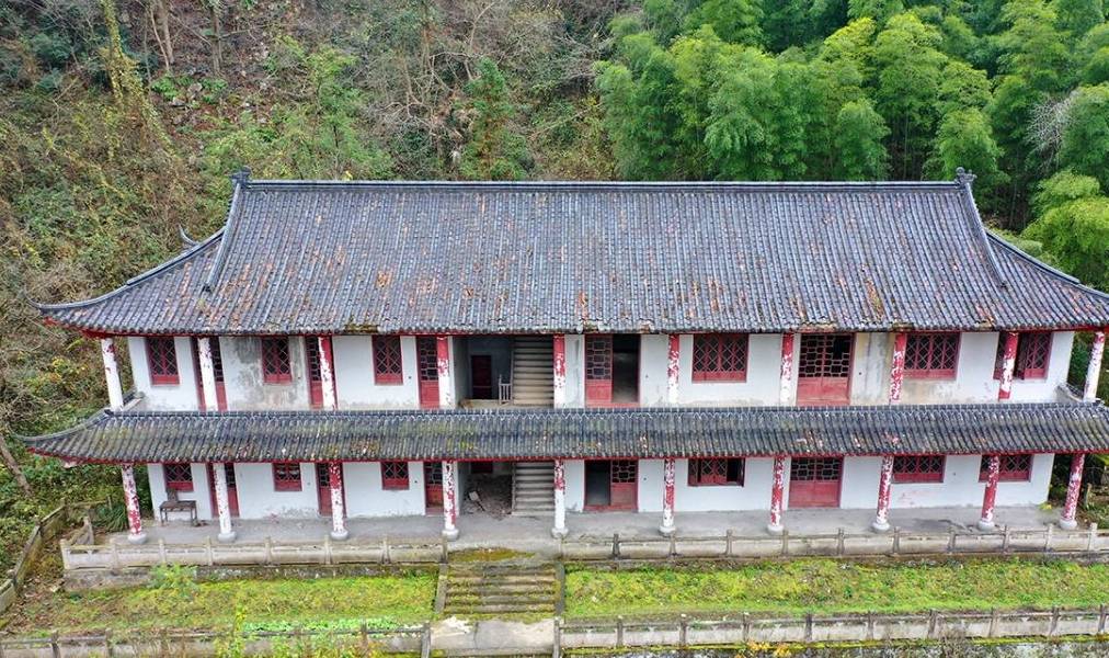 山穷水尽有人家，山庄别墅已荒废，野果酿美酒