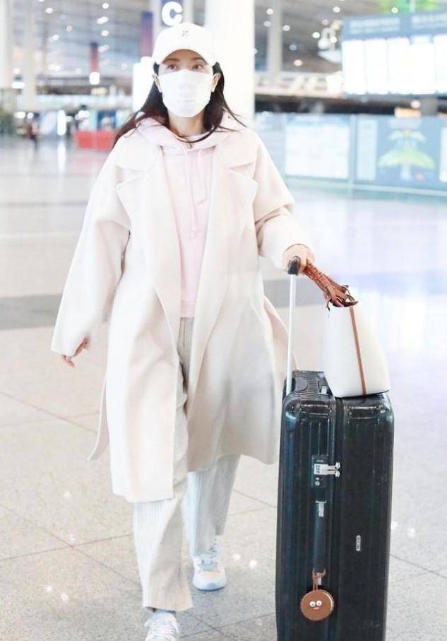 个性 穿大衣的曾黎也看不出年龄，叠穿衬衫白T恤，配毛线帽率性新潮