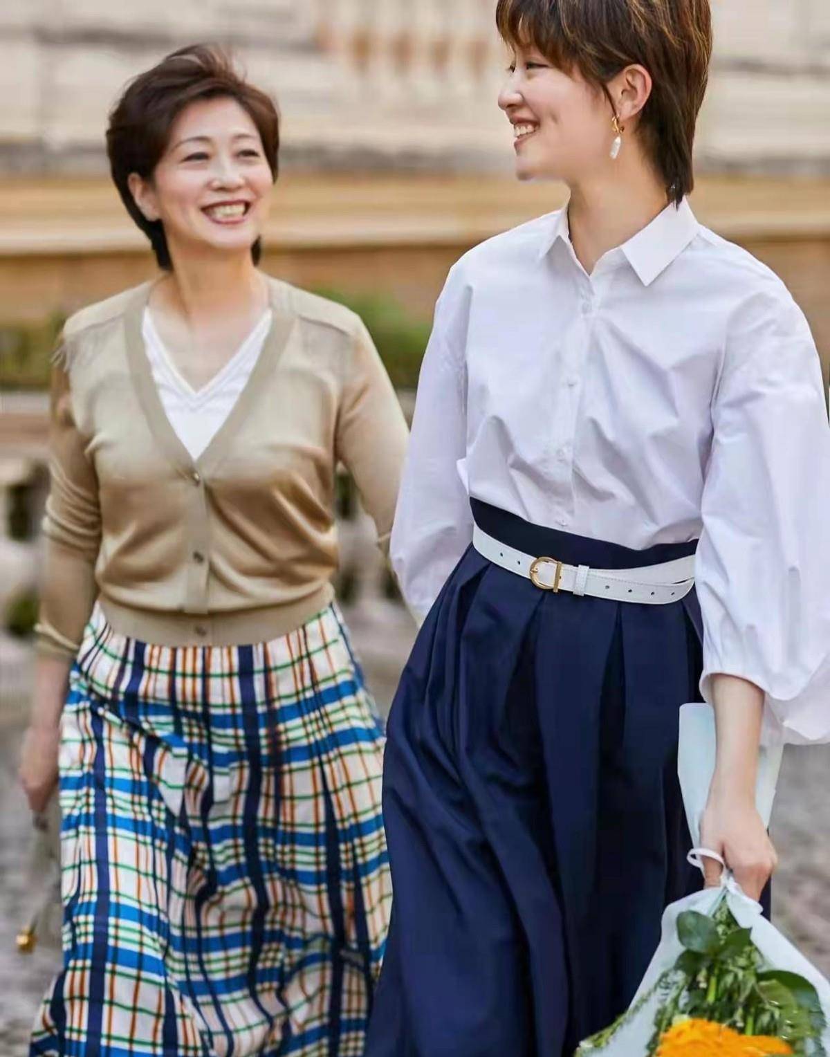 裙子 建议50岁的女人多穿“针织衫”，搭配裤子、裙子，都优雅大方