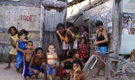 仅一墙之隔的巴西贫民窟，富裕与饥困平行，这大概就是人性社会吧