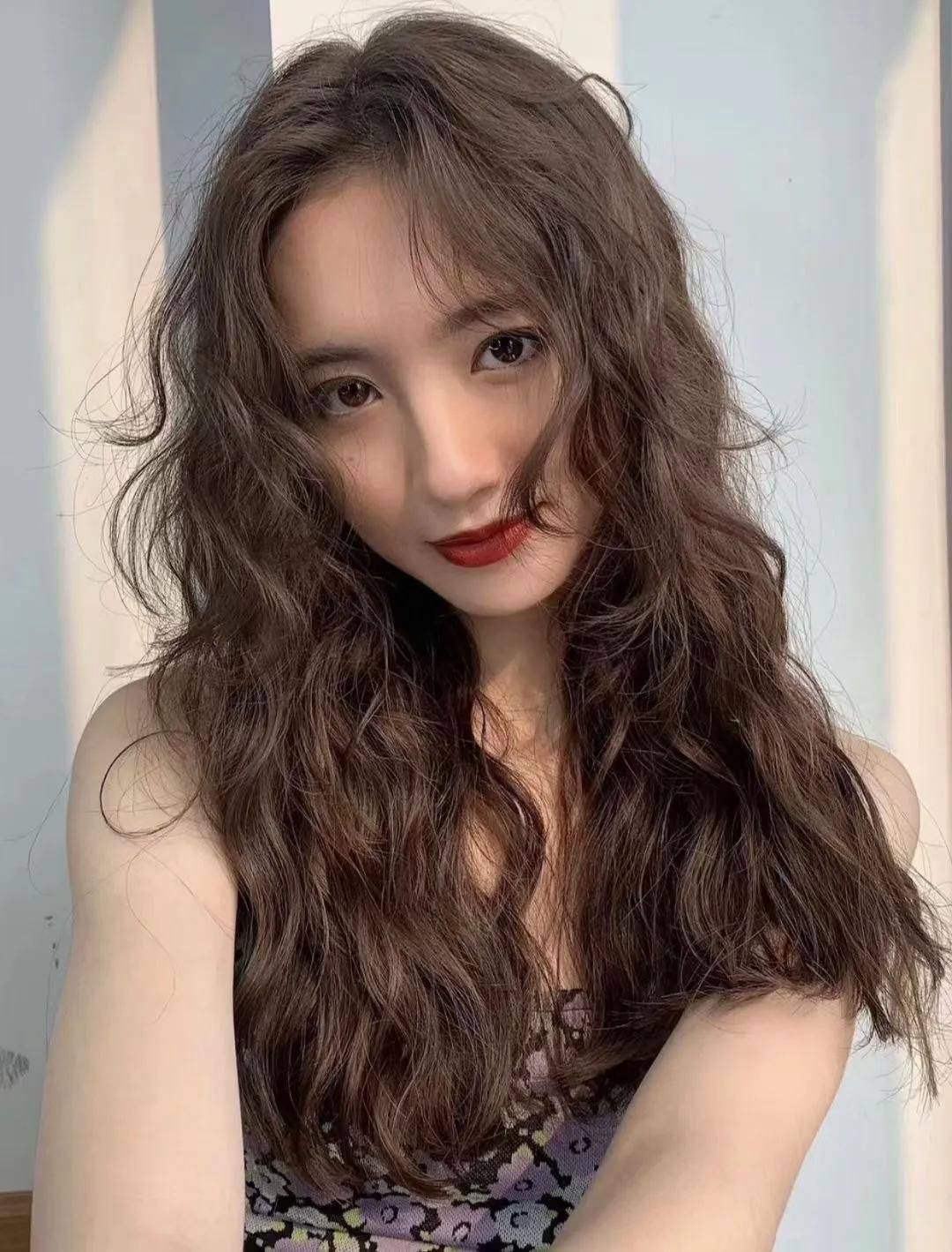 卷发减龄不一定要烫羊毛卷，太挑人！今年流行“慵懒卷”，很有女人味