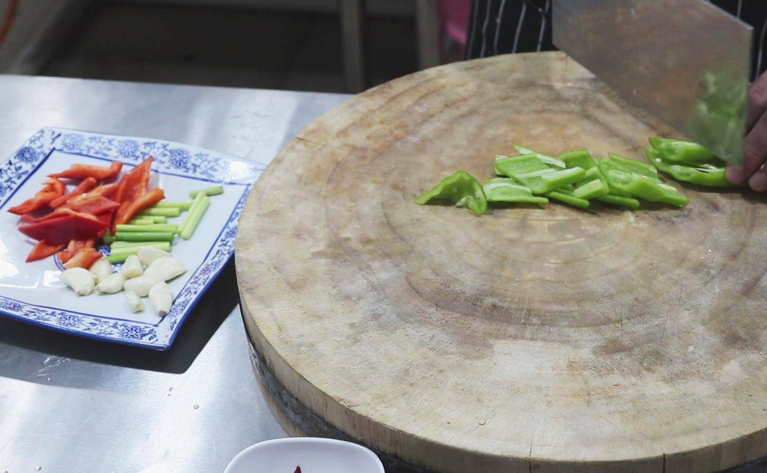 干锅肥肠|大厨教你做地道的干锅肥肠，麻辣诱惑下饭菜，让你吃一次就爱上它