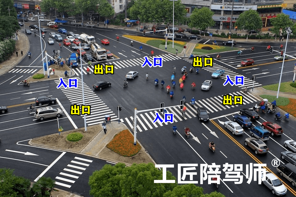 汽車陪練哪家好上圖是個#十字路口#的圖片,一共是四個出口,四個入口