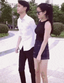 蛐蛐|搞笑GIF段子:太无聊了,捉了两只蛐蛐比赛