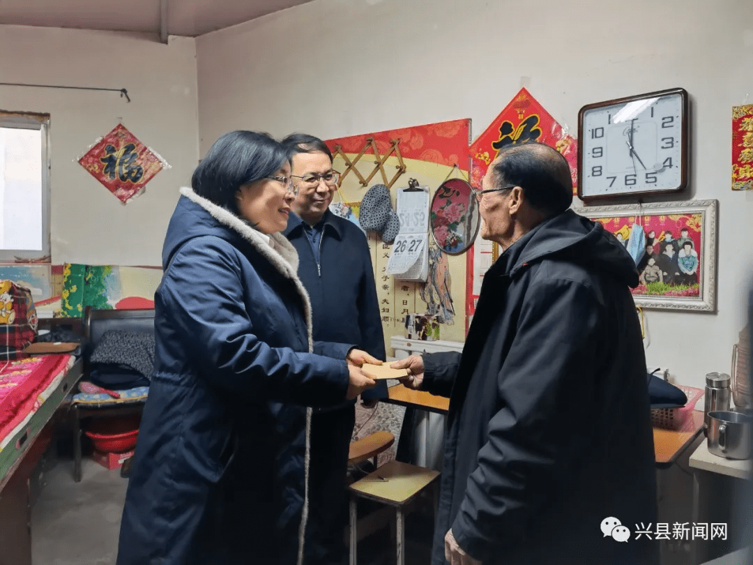 在建国前老党员康来宝和几位困难老党员家中,宋兴丽