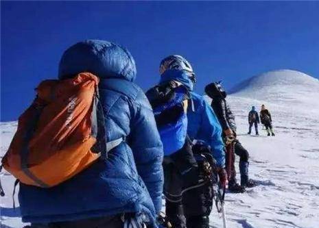 她和丈夫一起征服珠峰，却被遗弃山顶，她绝望哭泣：请带我一起走