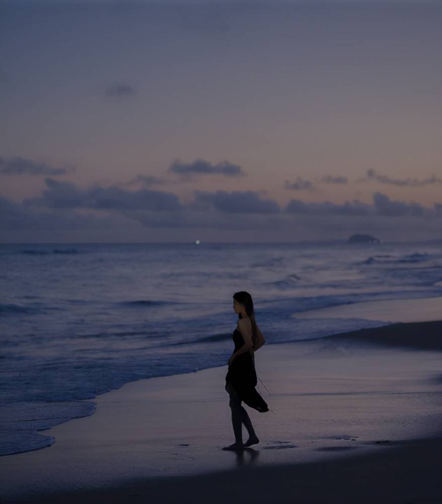 女神赵露思晒出性感写真大片，穿吊带裙海边秀美腿，牛奶肌嫩得掐出水