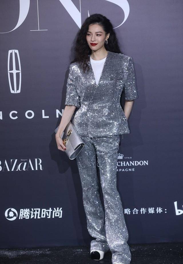 卷发发型对女人很重要，看钟楚曦的发型，不仅时髦还能修饰脸型