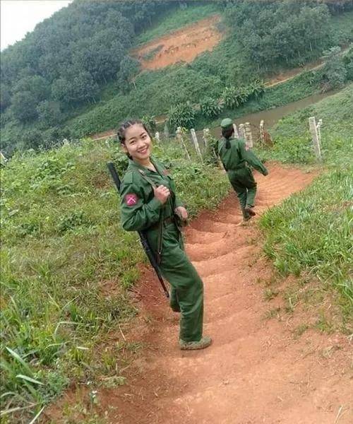 佤邦女兵图片