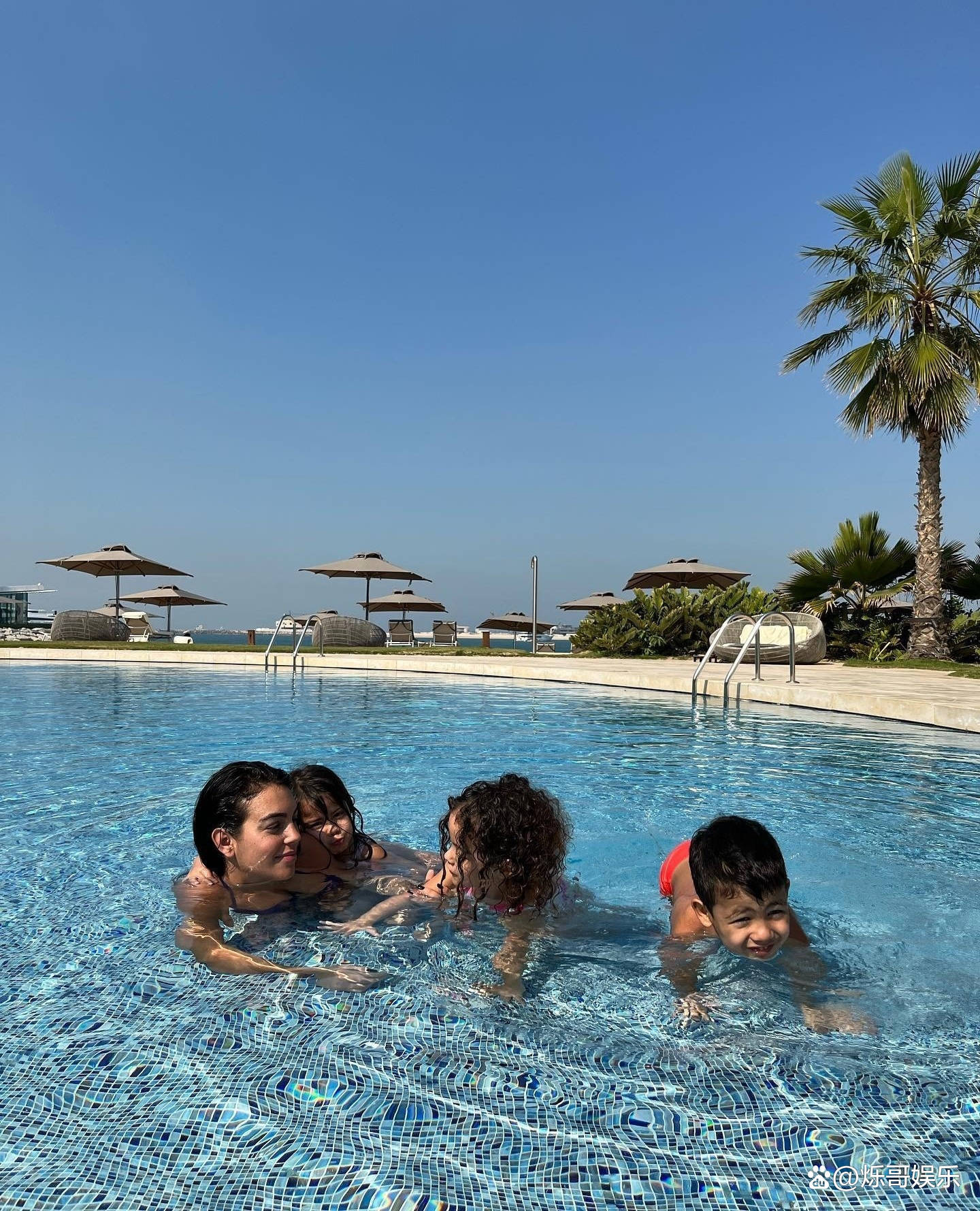 c罗在迪拜领奖并带一家人在海滩度假晒太阳包括怀孕已久的乔治娜