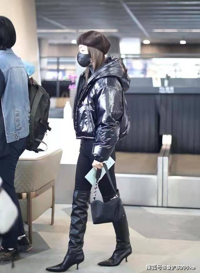 大衣 秦岚认真过冬了，穿黑色外套低调又显年轻，脚踩“尖头鞋”好时髦