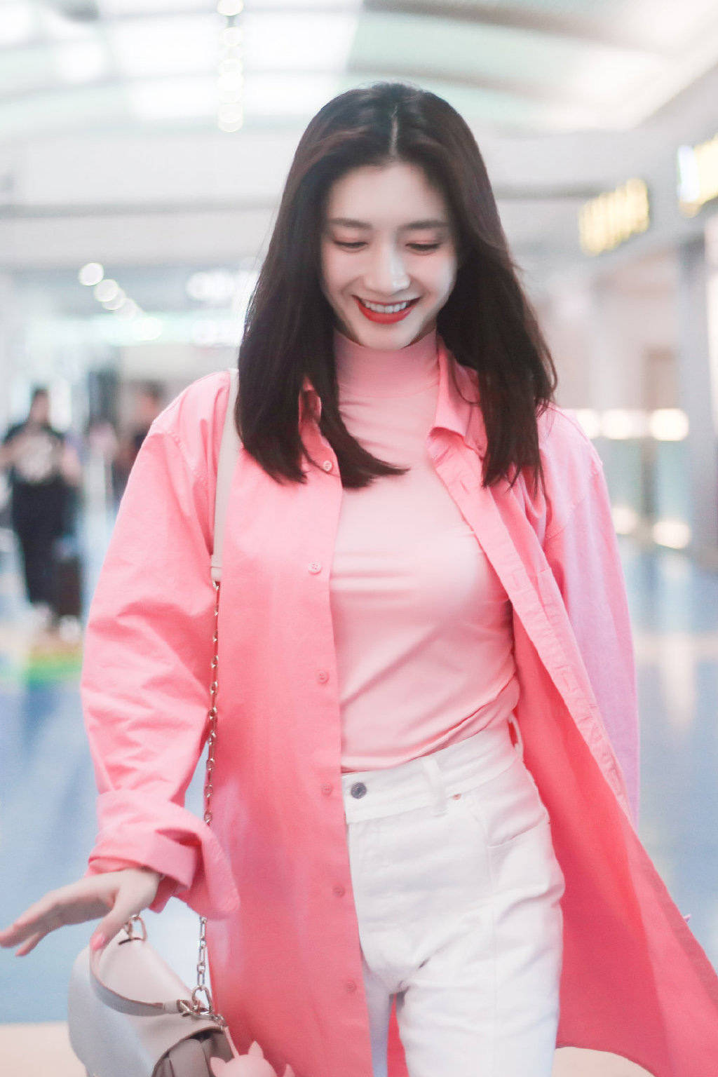 江疏影真会穿,粉色衬衫配白色长裤,美成校园女神,又想恋爱了_造型