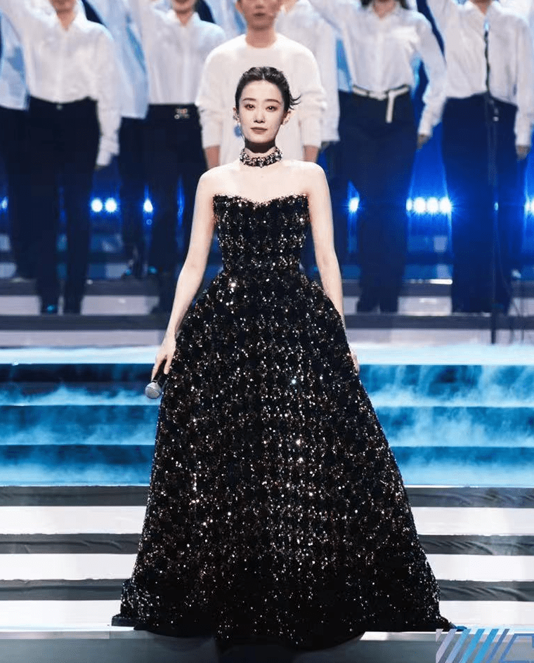 高定 网络盛典女星咖位秀来了:宋茜高定力压杨幂,张小斐黑金裙太惊艳