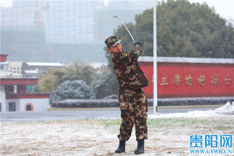 机动|武警贵州省总队机动支队举办雪中趣味高尔夫球赛