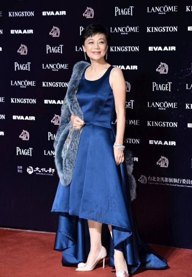 黑色 自然老去的张艾嘉有多美,穿镂空印花裙清新大方,有皱纹也耐看