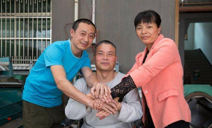 但是时间久了,村子里的人反而被刘金龙的宽容和豁达所感动,也祝愿他们