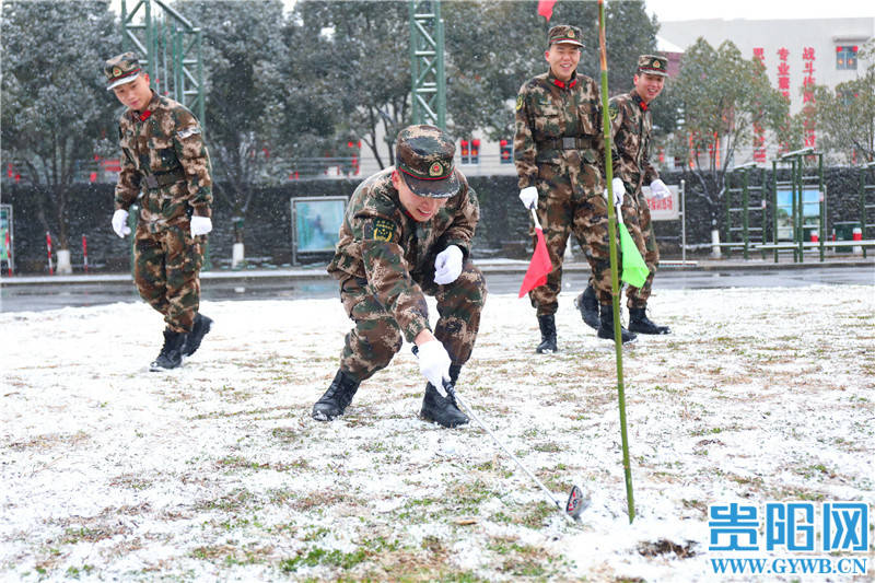 机动|武警贵州省总队机动支队举办雪中趣味高尔夫球赛