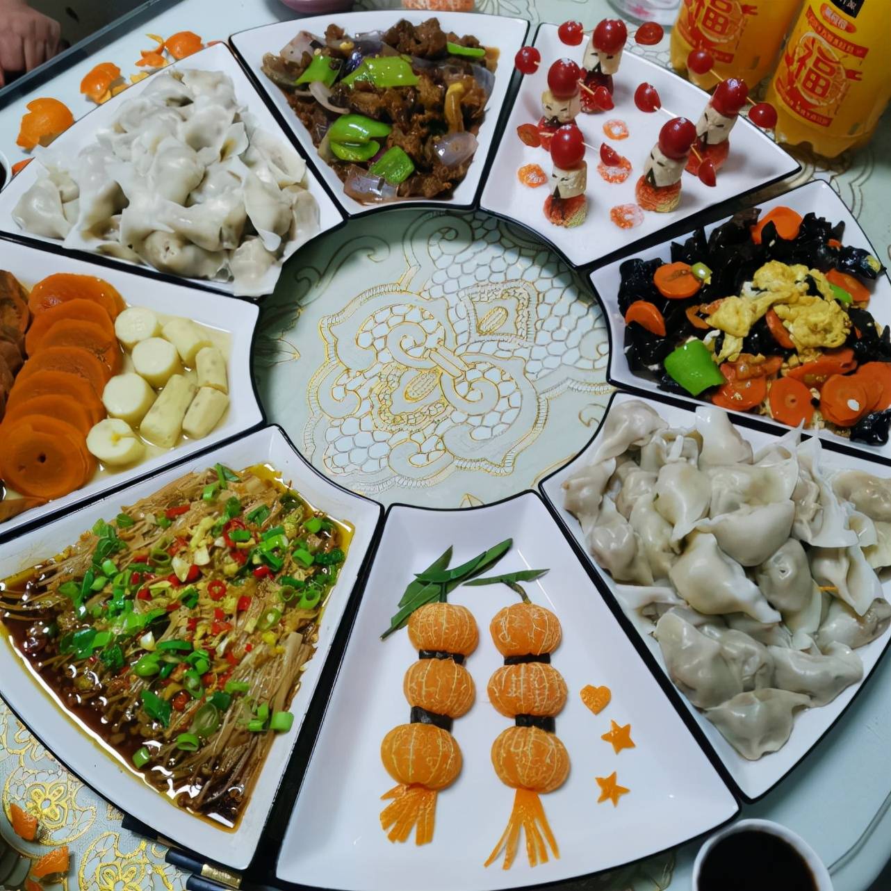 全家一起包的饺子,然后大人炒菜,小朋友做点水果拼盘,喜庆又应景!