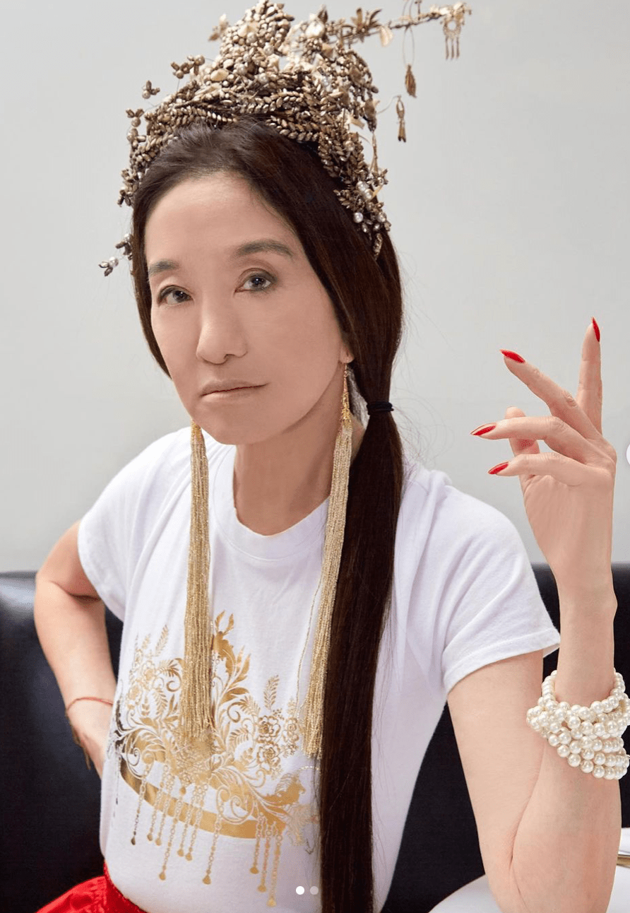 73岁华裔"婚纱女王"王薇薇晒红装贺年照,身材火辣被