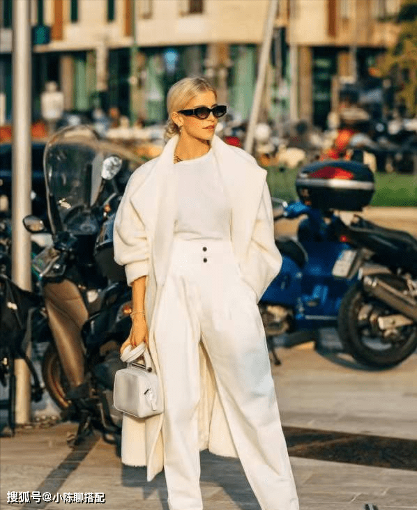 细节 白裤子+大地色系穿搭,贵气有质感,今年就流行这么穿!