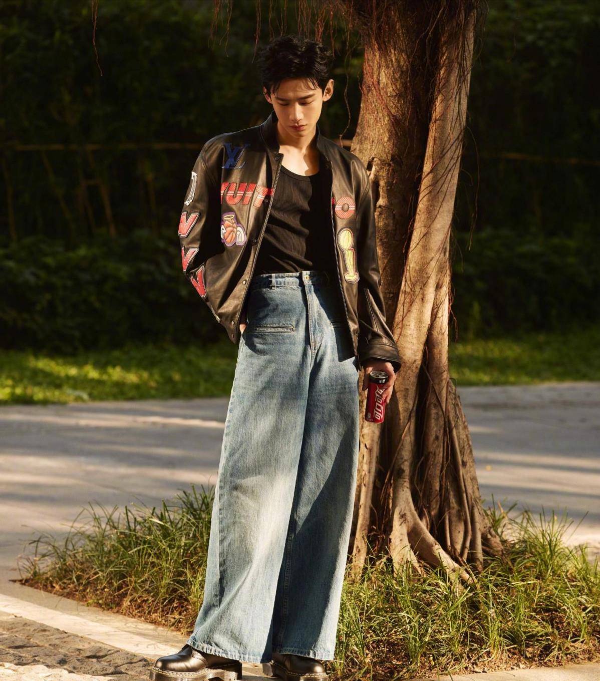 出圈 白敬亭又火了,私下穿搭也出圈,蓝色印花毛衣配阔腿裤好显嫩