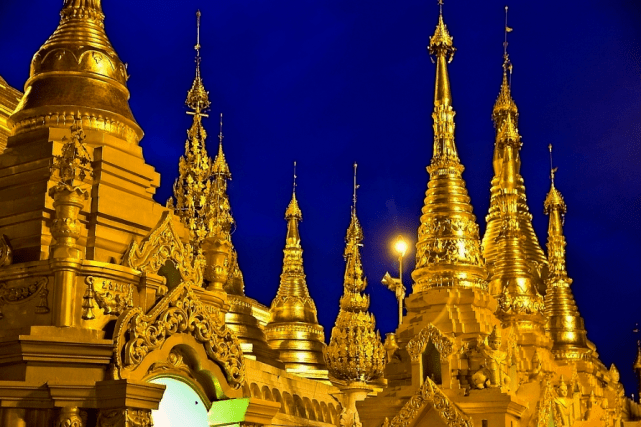 缅甸最贵金塔，为收藏佛祖8根头发而建，竟采用7吨多黄金建塔