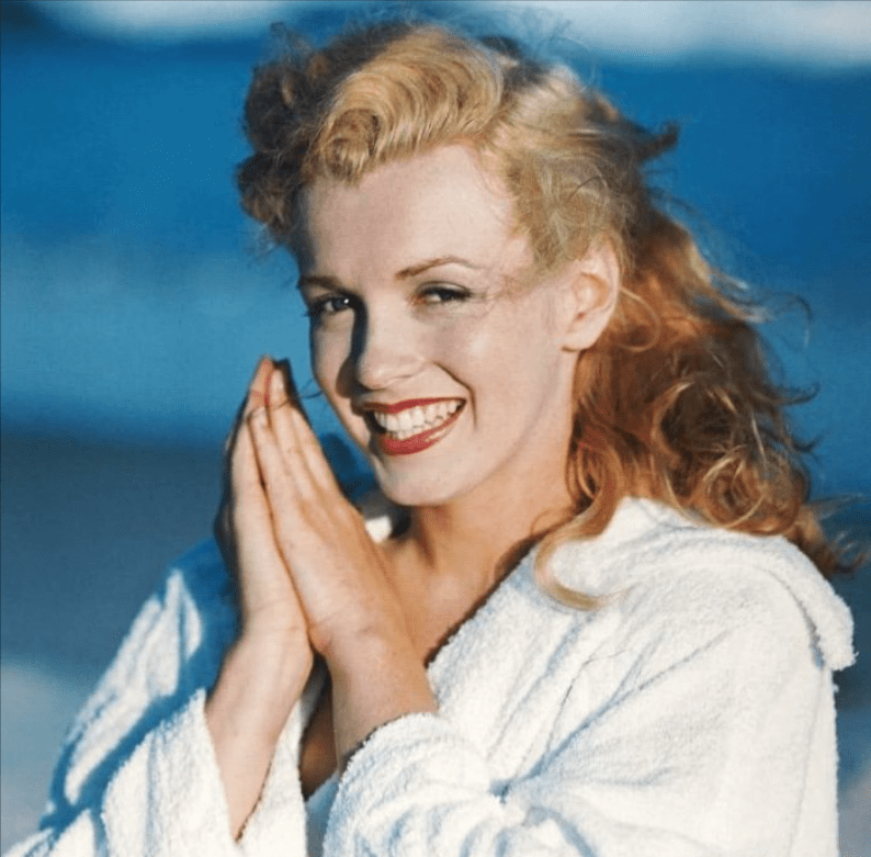 梦露:风情万种唱生日歌,与肯尼迪兄弟三角私情,3人都死于非命_安娜·