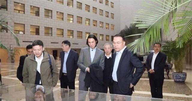 尽管赵式庆对家族生意并不感兴趣,但是作为赵世光唯一的儿子,被父母