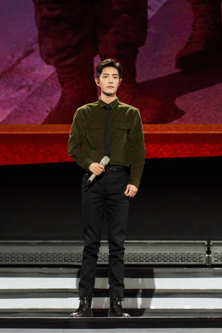 舞台 肖战的节目没有登上舞台,演绎的黑西装光影大片,登上热搜榜!