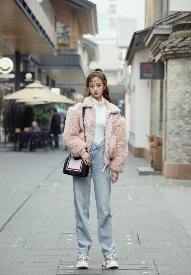 女生 冬天流行的不是羽绒服，而是这种保暖又时髦的外套，超有范儿