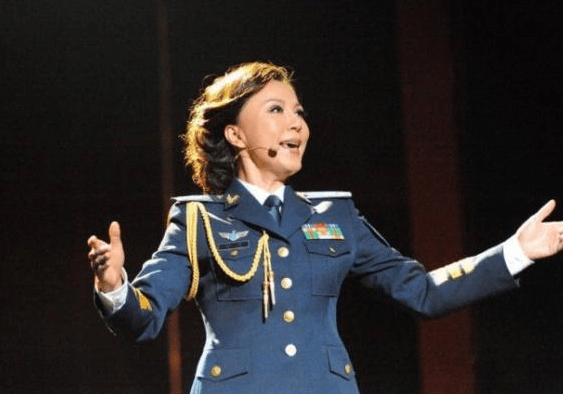 这片面即是林萍,她曾是乐坛大咖,也是非常多民气中的女神,留下了非常