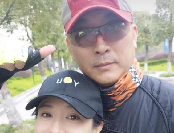 因为50岁辣妈火了，和24岁女儿站在一起龄成谜，网友：风韵犹存