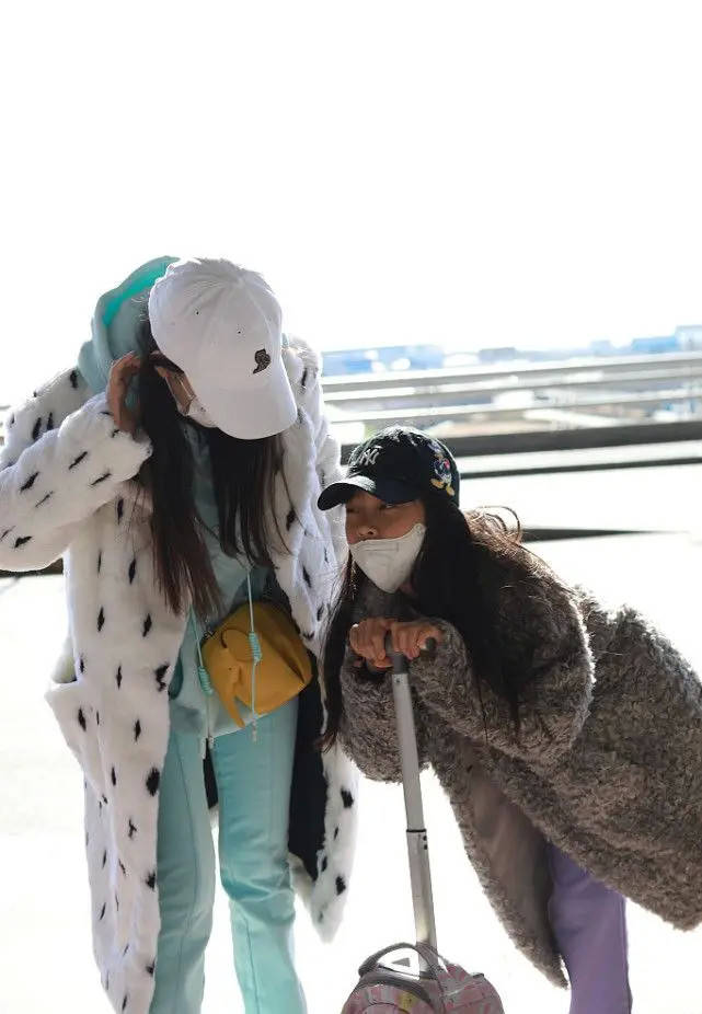 亮点 8岁甜馨形象变化太大了!穿皮草大衣走路都有超模范,气场更像李小璐