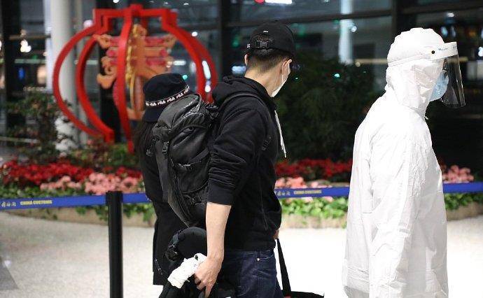 黑色 高圆圆抱10个月女儿走路像飞的!赵又廷秒变母女保镖小跟班超man