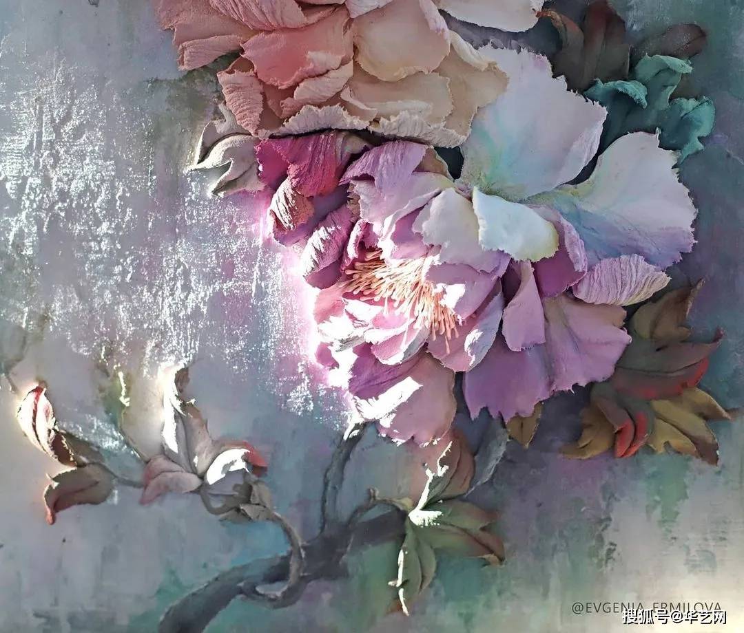 青磁 陽刻模様 青磁堀 造 牡丹画 花瓶 です。 青磁 陽刻模様 青磁堀 造 牡丹画 花瓶 です。