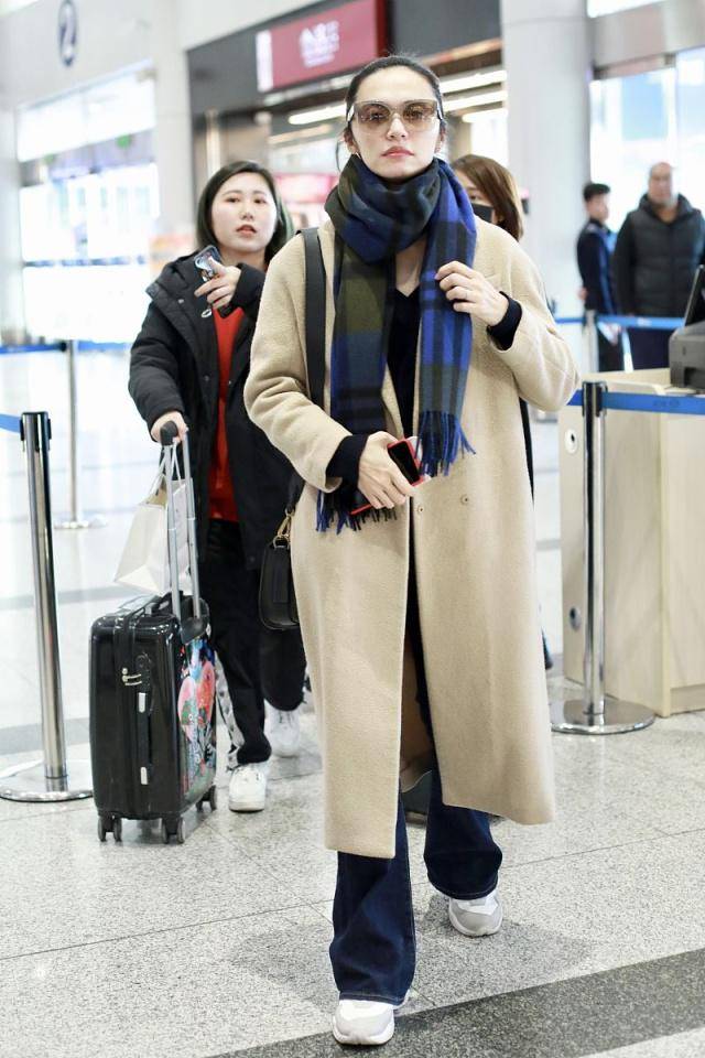 姚晨 姚晨穿大衣配围巾走机场,扎丸子头完全素颜现身,终于信她40岁了