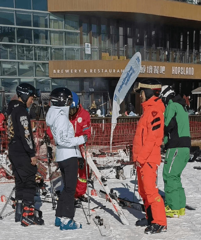 塑造出 章子怡夫妇太恩爱啦！章子怡穿滑雪装造型气质依旧非凡，身材惹人羡