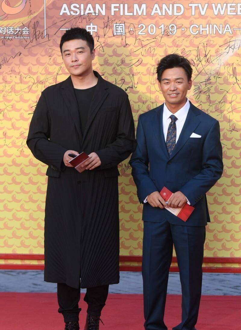 黑色 陈思诚虽然到了大叔年纪,可穿得还挺时髦,卫衣配宽松大衣挺有型