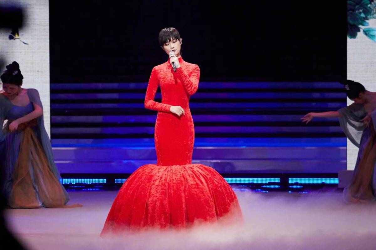 李宇春 李宇春变了不少，4套裙子一件比一件有女人味，再也不是男人婆了