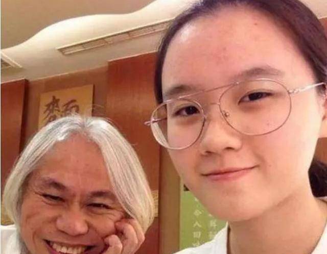 原创7年前一对爷孙恋轰动一时7年后女孩儿林靖恩已无纯真笑容