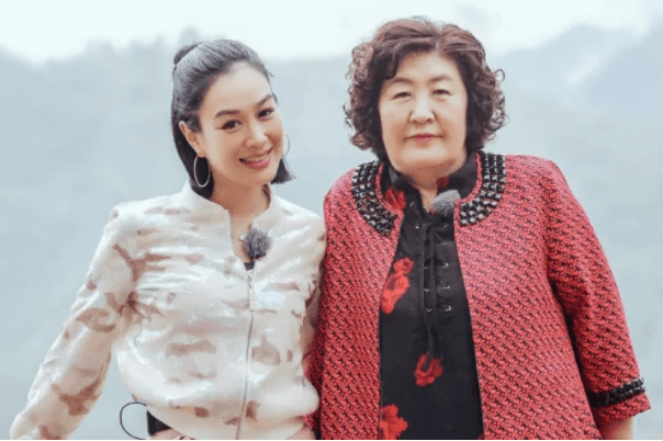 俗话说:自古婆媳难相处,51岁钟丽缇与张伦硕妈妈却不是这样,她带着
