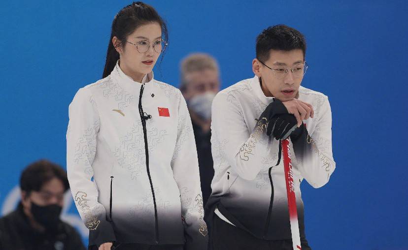 原创冰壶神场面凌智发弧线球技惊四座范苏圆一头秀发青春飘逸