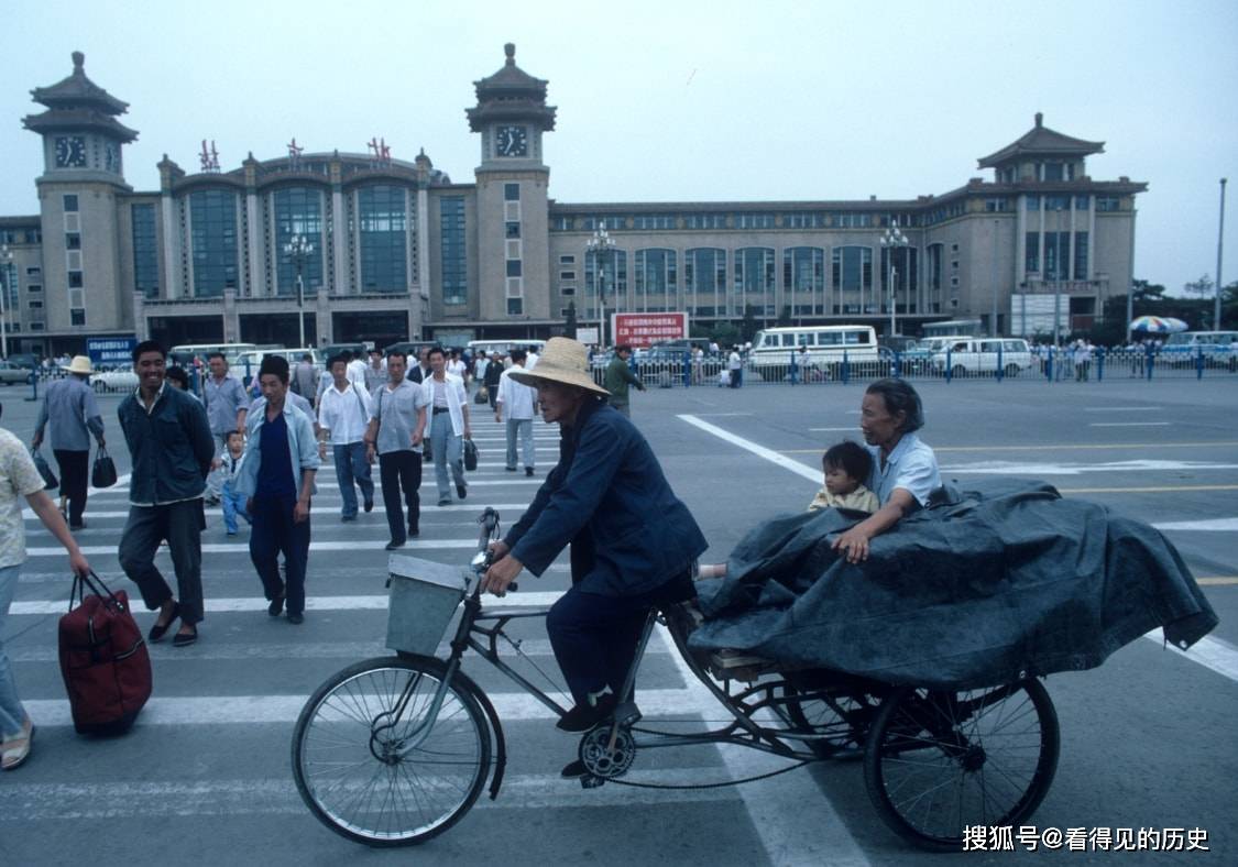 老照片 80年代的北京火車站 這一切實在是太熟悉了_yann_layma_darvo