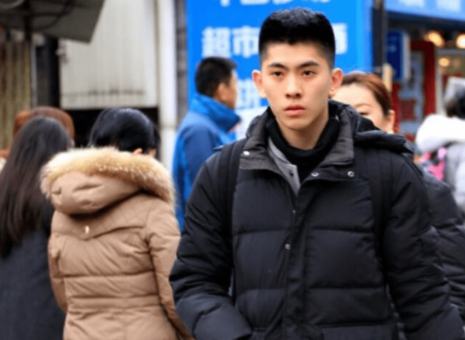 浙江传媒大学男生走红,艺考现场堪称"视觉盛宴",比女生还抢眼_艺术